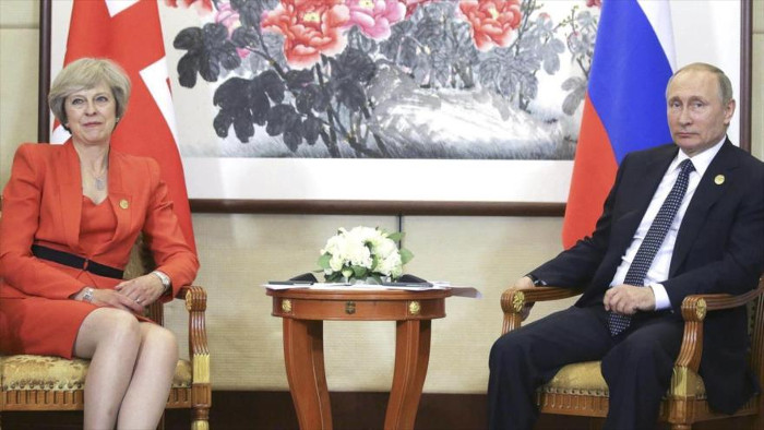 La embajada de Rusia en Londres advirtió al Reino Unido del ‘juego peligroso’ que intenta abrir a través de las acusaciones sobre un supuesto vínculo de Moscú con la intoxicación del ex-espía ruso Serguéi Skripal. Foto: El presidente ruso, Vladimir Putin, y la primera ministra británica, Theresa May, www.hispantv.com La histeria antirrusa
