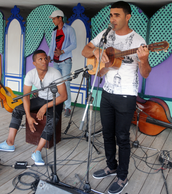 Un cuatro venezolano anima el Tinajón 