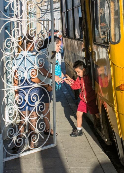 Un ómnibus trae y regresa a Noel y sus compañeros de la escuela.