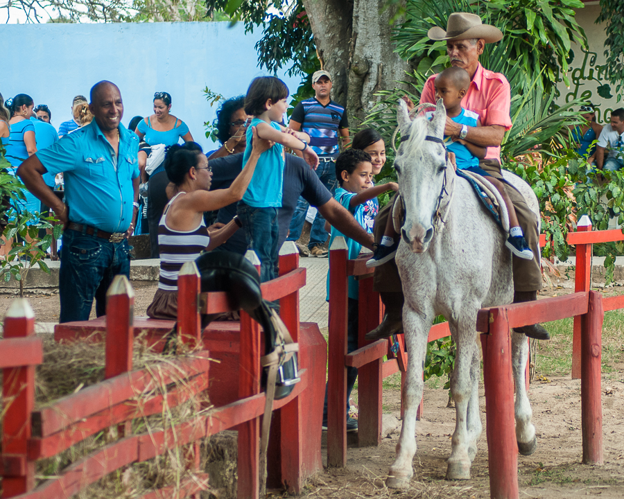 Cada jueves visitan el centro de equinoterapia, efectivo para la sociabilidad.
