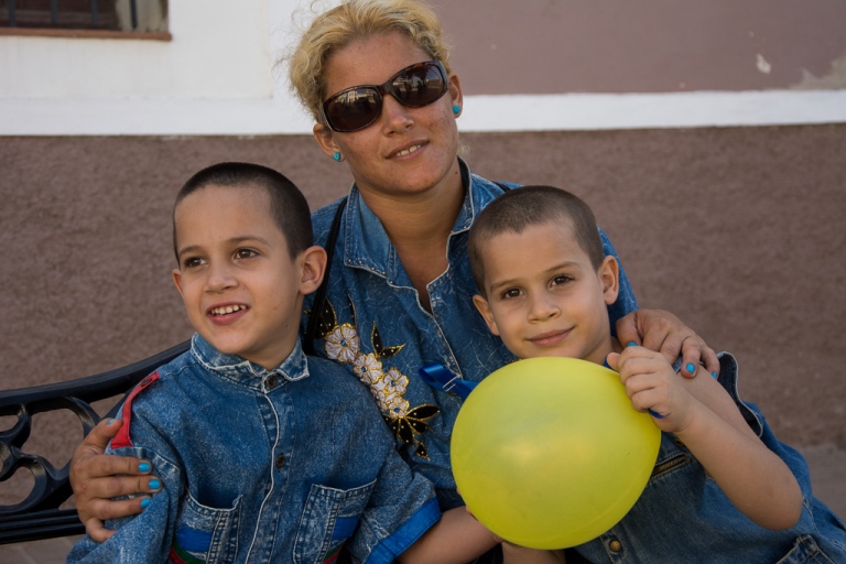 The child who looks at us is Luis Enrique.Photo: Leandro Pérez Pérez/ Adelante Surprises box