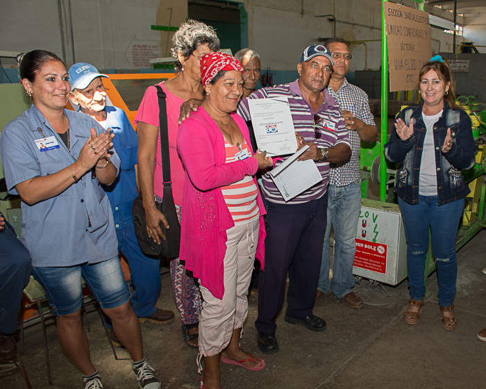 El taller de electrodos recibió recientemente la condición de colectivo XXI Congreso de la CTC, en el curso de una visita al centro del secretariado provincial del movimiento obrero, encabezado por su secretaria general, Tania Díaz Bermudez. Foto: Leandro Pérez Pérez/ Adelante Fábrica nuevitera, en vísperas del 4 de abril
