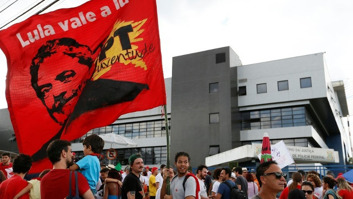 Manifestantes a favor del ex presidente brasileño Luiz Inácio Lula da Silva Lula se concentran frente a la sede de la policía federal de Curitiba, Brasil. Foto: EFE Lula: no abandonaremos la lucha