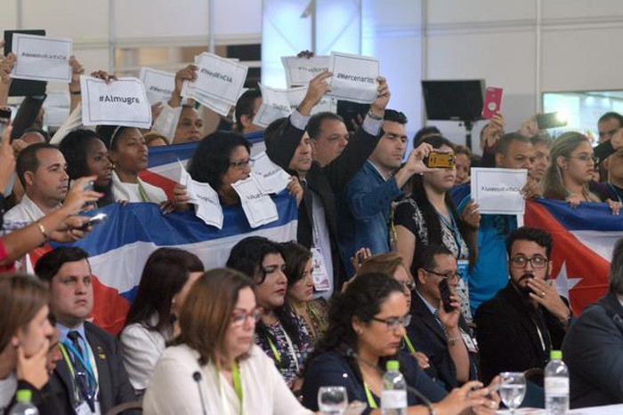Protesta de la Delegación de la Sociedad Civil Cubana, en el Dialogo entre Actores Sociales y Representantes de Alto Nivel de los Gobiernos de la VIII Cumbre de las Américas, en Lima, Perú.  Foto: Roberto Suárez/ Juventud Rebelde. A bolina diálogo de la OEA
