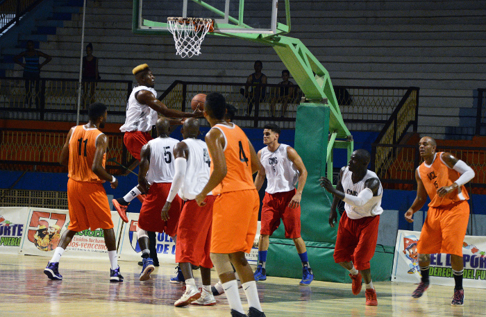 Foto: Otilio Rivero Delgado/ Adelante Los Tigres luchan frente al espejo