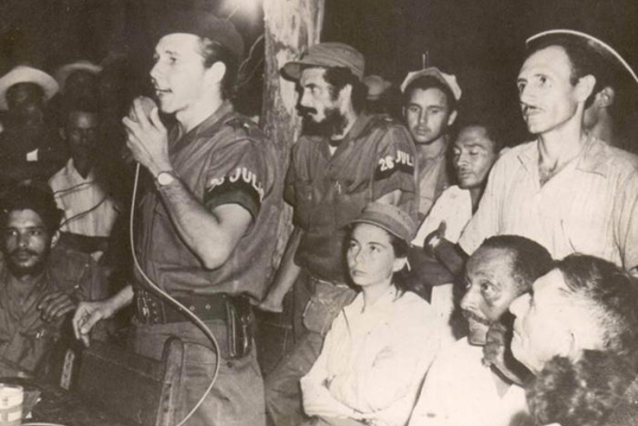 Raúl habla a los delegados del Congreso Campesino en Armas y Pereira está al lado de Vilma Espín. Foto: Archivo Teodoro Pereira, un hombre iluminado por la nobleza