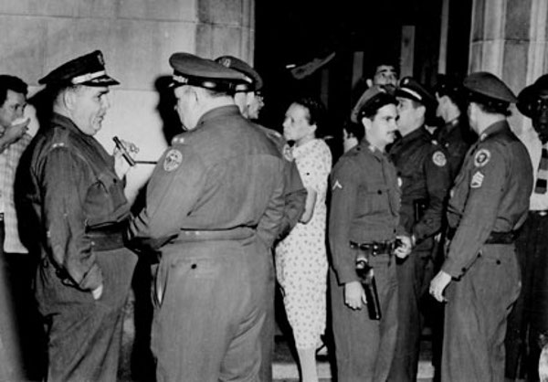 Oficiales de los cuerpos represivos y vecinos frente a la puerta del Edificio de Humboldt 7 poco después de los asesinatos. Foto: Tomada de Cubaperiodistas El Crimen de Humboldt 7