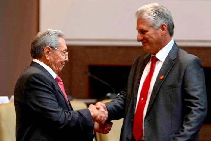 Raúl Castro Ruz, junto a Miguel Díaz-Canel, electo nuevo Presidente de los Consejos de Estado y de Minstros de Cuba, durante la Sesión Constitutiva de la IX Legislatura de la Asamblea Nacional del Poder Popular, en el Palacio de Convenciones. Foto: Marcelino Vázquez Hernández/ ACN Los cubanos consolidamos el presente y el futuro