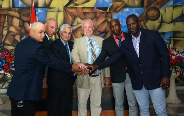 En presencia del director del equipo Panteras de Kitchener de la liga canadiense de beisbol, Mike Boehmer (centro der.), y del presidente de la federación cubana, Higinio Vélez (centro izq.), firman contrato los peloteros cubanos Yorbis Borroto (I), Miguel Lahera (2do. a la izq), Jonder Martínez (2do. a la der.), y Noelvis Entenza (D), en la Ciudad Deportiva de La Habana. Foto: Abel Padrón Padilla/ ACN Panteras de Kitchener quieren peloteros cubanos