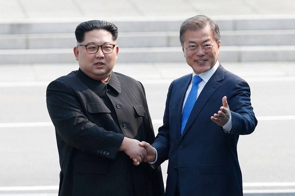 Kim Jong-un saluda a Moon Jae-in en antes de comenzar la histórica reunión entre las dos Coreas. Foto: Tomada de cubadebate.cu