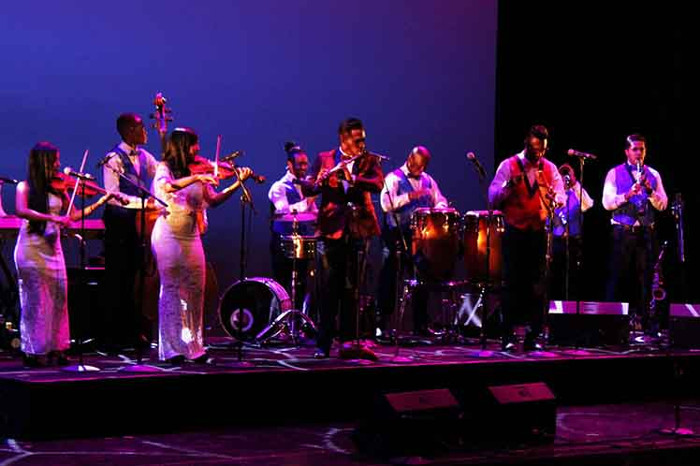Photo: taken from http://www.radiosantacruz.icrt.cu Americans dance to Cuban rhythms