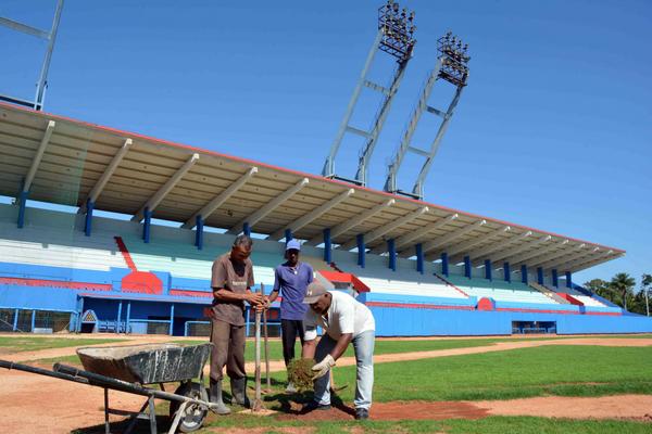 Foto: Rodolfo Blanco Cué/ACN Avanza reparación del estadio Cándido González en Camagüey