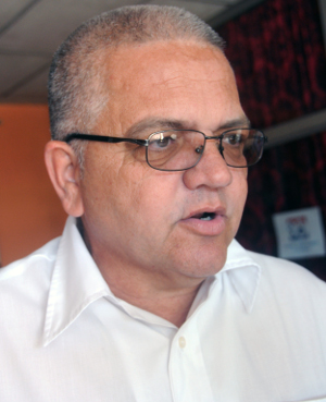 Este pediatra consulta a pie de obra