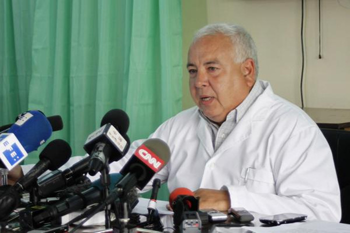 El Dr. Sergio Rabell Piera, Director del Instituto de Medicina Legal, informa sobre la identificación de los cuerpos de las víctimas del siniestro aéreo del Boeing 737-200 arrendado a la aerolínea mexicana Damojh, en La Habana. Foto: Ariel Ley Royero/ ACN Identificados 50 fallecidos en accidente aéreo