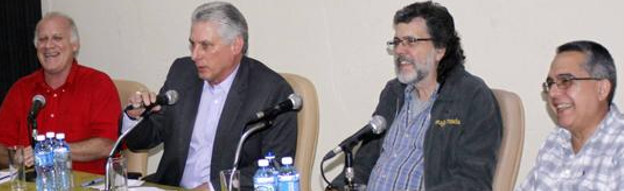 Díaz-Canel dialoga con artistas que actuaron en el Kennedy Center y en Perú