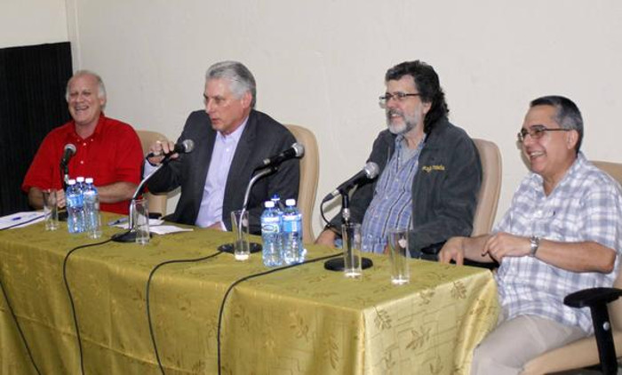 Foto: ACN Díaz-Canel dialoga con artistas que actuaron en el Kennedy Center y en Perú