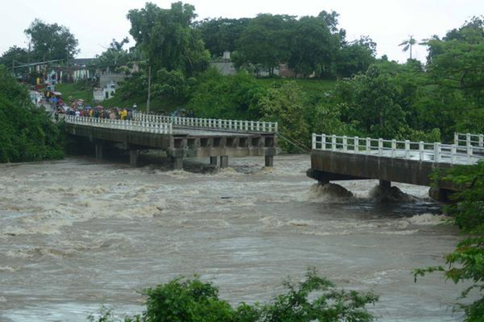 The bridge over the Zaza River, which joins the provincial capital with the town of Zaza del Medio, collapses as a result of the obstacle course dragged by the strong currents, derived from the intense precipitations of the last days, in Sancti Spíritus, Cuba. Photo: Oscar Alfonso Sosa / ACN Cuba: Bridge collapses and heavy rains persist