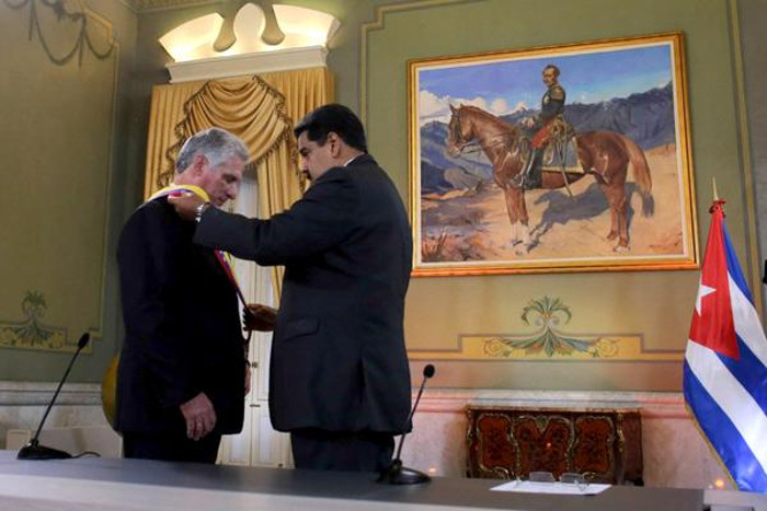 El Presidente de la República Bolivariana de Venezuela, Nicolás Maduro (D), confirió la Condecoración Orden Libertadores y Libertadoras en su Primera Clase Espada a Miguel Díaz-Canel Bermúdez, presidente de la República de Cuba, en el Palacio de Miraflores, durante su primera visita oficial al país sudamericano. FOTO: Tomada del Twitter del Despacho de la Presidencia Otorgan la Orden Libertadores a jefe de Estado cubano