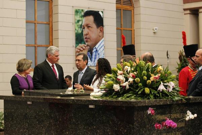 El presidente de Cuba, Miguel Díaz-Canel (segundo izquierda), rindió homenaje al líder de la Revolución bolivariana, Hugo Chávez, en el Cuartel de la Montaña donde descansan sus restos, acompañado por Adán Chávez (C. izq.) y Rosa Virginia (C. der.), una de las hijas del líder bolivariano, en Caracas, Venezuela. FOTO/Tomada del Twitter de la cancilleria de Venezuela Chávez en el Cuartel de la Montaña