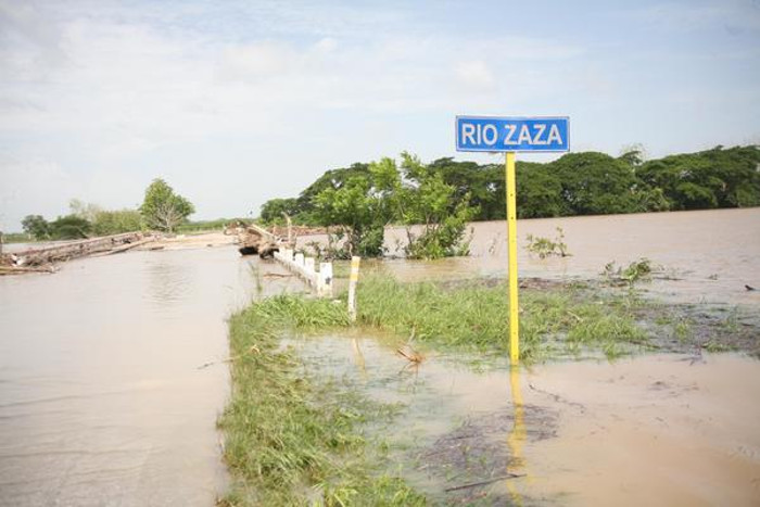 Panorama sobre el puente del río Zaza, aún copado de agua en varios tramos, situación que mantiene interrumpida la Carretera Central, en el tramo desde la capital provincial hasta El Majá, en las cercanías de Jatibonico, en Sancti Spíritus. Foto: Oscar Alfonso Sosa/ ACN Restablecen paulatinamente servicios de transporte en Cuba
