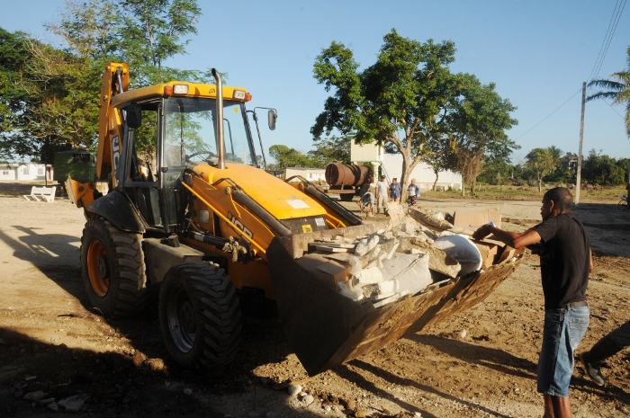 Trabajos en el nuevo asentamiento de casas de mampostería levantado para los damnificados de Playa Florida, en las otrora instalaciones del preuniversitario rural “Mario Muñoz”, distante 20 kilómetros de los embates del mar. Foto: Orlando Durán Hernández/ Adelante/ Archivo Avances en la Tarea Vida muestra Camagüey