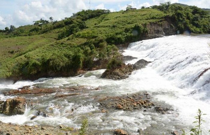 Aliviadero del Lago Hanabanilla, tras el impacto de las fuertes lluvias asociadas a la tormenta subtropical Alberto, en el municipio Manicaragua, provincia de Villa Clara. Foto: Arelys María Echevarría Rodríguez/ ACN Dos desaparecidos y siete fallecidos por tormenta Alberto