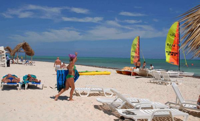 La playa de Santa Lucía, y Cayo Cruz, ubicados ambos en el norte camagüeyano, han sido beneficiados hasta el momento con diversas acciones que buscan rescatar la vitalidad de esos entornos tan importantes por la riqueza de flora y fauna que atesoran. Foto: Archivo Notable en Camagüey disminución de la erosión costera