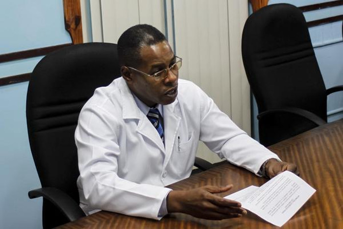 El Dr. Carlos Alberto Martínez Blanco, director del Hospital Universitario General Calixto García, actualiza sobre el estado de Mailén Díaz Almaguer. Foto: Ariel Ley Royero/ ACN Evolución favorable de única sobreviviente de accidente aéreo