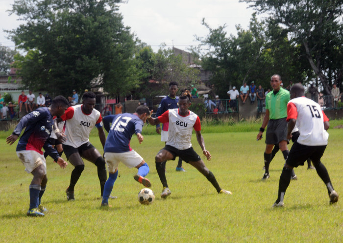 Miuras se alejan del podio