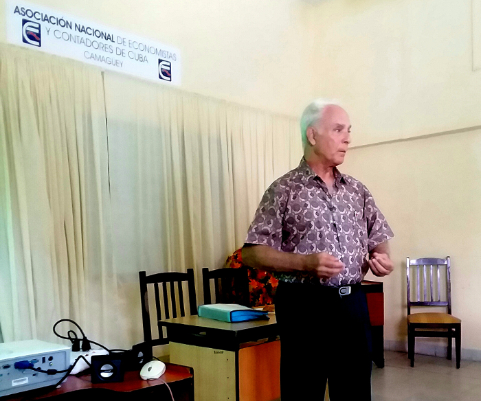 El Máster en Ciencias Económicas Salvador Rodríguez expuso sobre marketing y logística. Foto: De la autora Economisatas por la superación y la educación
