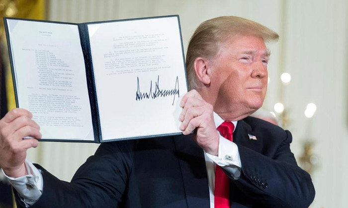 El gobierno de Trump es objeto de fuertes críticas, tanto a nivel nacional como internacional, por la separación desde principios de mayo de más de 2,300 menores de sus padres inmigrantes, la mayoría de ellos huyendo de la violencia que asola Centroamérica. Foto: Tomada de www.elnuevodiario.com Trump pondrá fin a separación de familias de inmigrantes