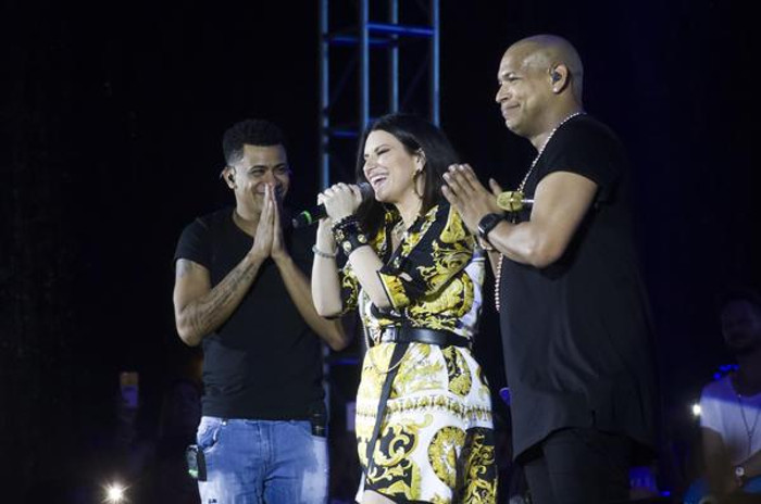 La cantante italiana Laura Pausini, junto al grupo musical cubano Gente de Zona, durante el concierto realizado en la Ciudad Deportiva. Foto: Ariel Ley Royero/ACN Laura Pausini y Gente de Zona impactaron a los cubanos