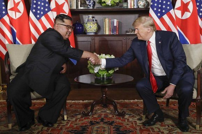 Kim Jong-un y Donald Trump se estrechan las manos en un histórico encuentro celebrado en Singapur. Foto: Evan Vucci/ AP. Posible segundo encuentro entre Trump y Kim