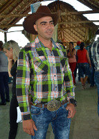 Soy campesino, ganadero: de los que ordeñan la vaca y andan a caballo