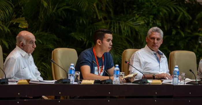 Miguel Díaz-Canel, presidente de los Consejos de Estado y de Ministros, José Ramón Machado, segundo secretario del Comité Central del Partido Comunista de Cuba (CC PCC) y Raúl Alejandro Palmero, presidente de la Federación Estudiantil Universitaria (FEU), en la Sesión Plenaria del IX Congreso de la FEU. Foto: Abel Padrón Padilla/ ACN Reeligen a Palmero presidente de la FEU