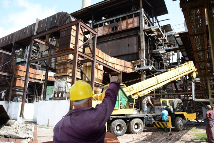 La sustitución de los tres calentadores de aire de las calderas, son los trabajos de mayor envergadura en el “Argentina”. Fotos: Otilio Rivero Delgado/Adelante Desvelos de los “argentinos” camagüeyanos