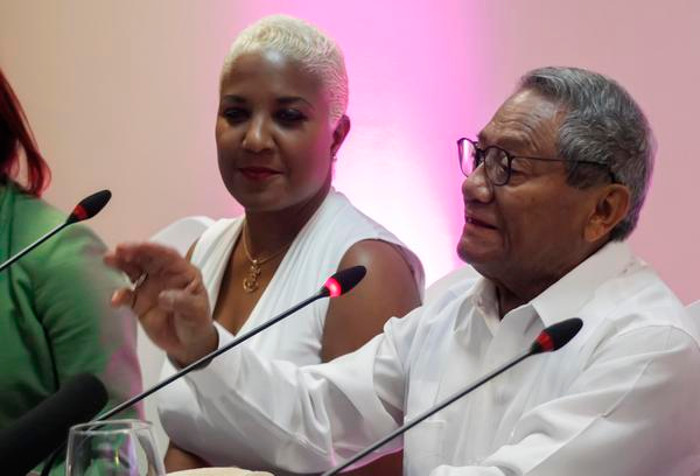 El cantante mexicano Armando Manzanero, ofrece conferencia de prensa sobre su primer concierto en Cuba, en el Hotel Parque Central. A su lado la cantante cubana Haila María Mompié. Foto: Ariel Ley Royero/ ACN Primer concierto ecológico en Cuba será el de Armando Manzanero