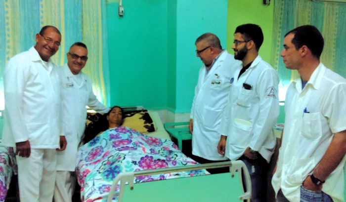 A la derecha de adentro hacia afuera los doctores Miguel, Manuel y Jesús, y a la izquierda, los licenciados en Enfermería Alexis Torrensa Llanes y Ramón Leyva Céspedes, quienes la visitaban antes de su regreso a casa. Foto: De la autora Primera operación en Camagüey de tumor del mediastino por mínimo acceso