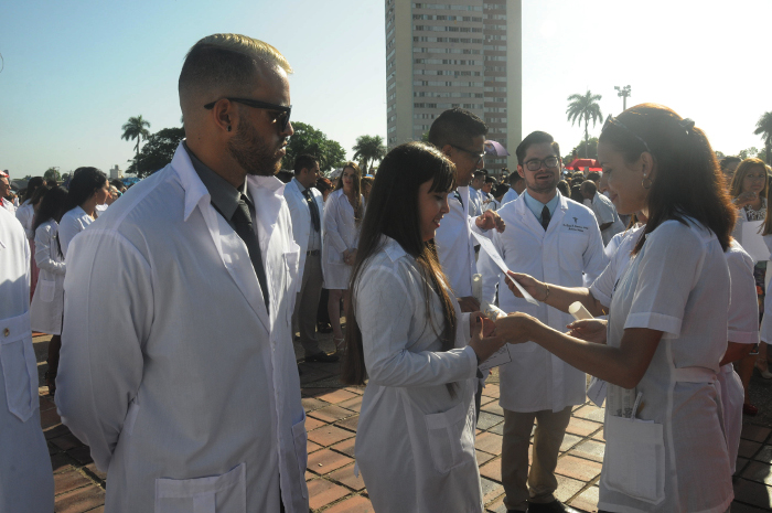 Del total de graduados, 385 son médicos; 136, estomatólogos; 1, licenciado en enfermería; y 12, tecnólogos de la salud. 