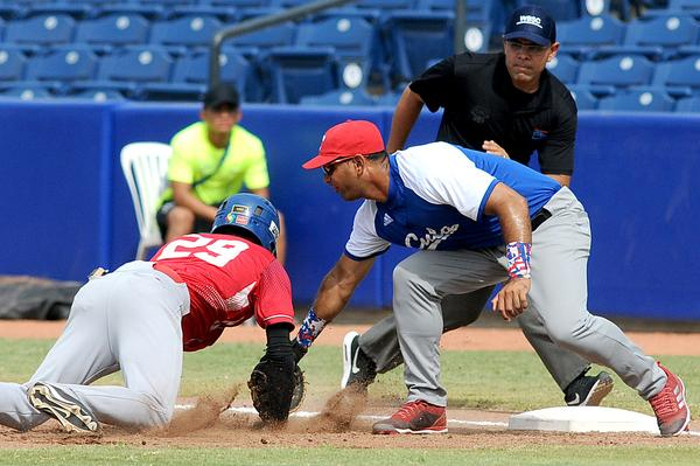 Gana el equipo de béisbol de Cuba (D) al de Panamá (I), en choque celebrado en el marco de los XXIII Juegos Centroamericanos y del Caribe, en el estadio Edgar Rentería de Barranquilla, Colombia. Foto: Ricardo López Hevia/ Periódico Granma   Cuba con su segunda victoria en béisbol de cita centrocaribeña