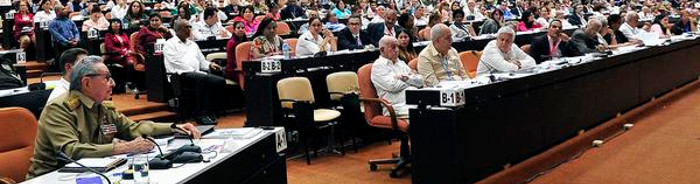Raúl Castro y Díaz-Canel en sesión de Parlamento cubano