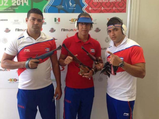 Guillermo Pías a la derecha, con sus compañeros Eliecer Mora y Jorge Grau. Foto: Tomada de trabajadores.cu