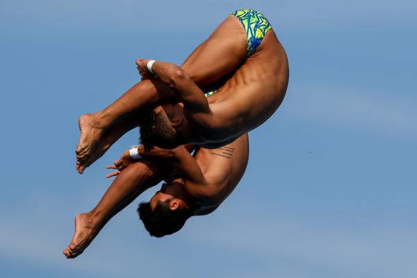 Detrás, Jainkler Aguirre, plata junto a Yusmandy Paz en la plataforma 10 m. sincronizada. Foto: Calixto N. Llanes/acn.cu
