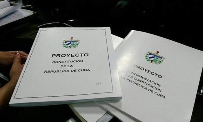 Foto: Tomada de www.cubadebate.cu Tabloide con Proyecto de Constitución de la República