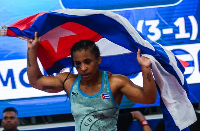 Lianna Montero de la división de 57 Kgs., ganó la medalla de oro, en lucha estilo libre de los XXIII Juegos Centroamericanos y del Caribe, en el Colegio Marymount, de Barranquilla. Foto: Marcelino Vázquez Hernández/ ACN Cuba a un paso del segundo puesto del medallero