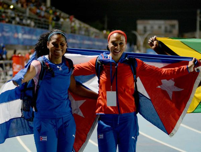Las cubanas Yaime Pérez (D), Oro y récord para los juegos, y Denia Caballero, Plata, en el disco para damas, de los XXIII Juegos Centroamericanos y del Caribe, en la Pista Atlética, en Barranquilla. Foto: Ricardo López Hevia/ACN  Cuba en segunda posición del medallero centrocaribeño