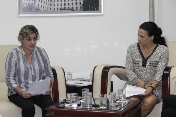 Déborah Rivas (I), directora general de Inversión Extranjera del Ministerio de Comercio Exterior y la Inversión Extranjera, y Yudelvis Álvarez Fonseca, directora jurídica del Ministerio de Trabajo y Seguridad Social, explican sobre las modificaciones de las normas jurídicas en la inversión extranjera, en conferencia de prensa en la sede del MINCEX en La Habana. Foto: Alejandro Rodríguez Leyva/ ACN Nuevas normas para agilizar inversión extranjera en Cuba