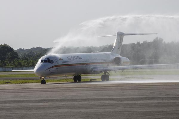 Vuelo inaugural de Aeropostal Alas de Venezuela en el Aeropuerto Internacional José Martí, en La Habana. Foto: Ariel Ley Royero/ ACN Reanuda vuelos a Cuba aerolínea venezolana Aeropostal