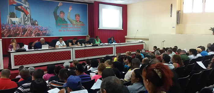 Todas las personas que conducirán las reuniones de consulta popular en comunidades y centros de trabajo y estudio recibieron una amplia preparación acerca del proyecto de Constitución y del procedimiento para recoger todas las opiniones. Foto: Tomada del Facebook de Bárbara Suárez Inicia consulta popular de la Constitución