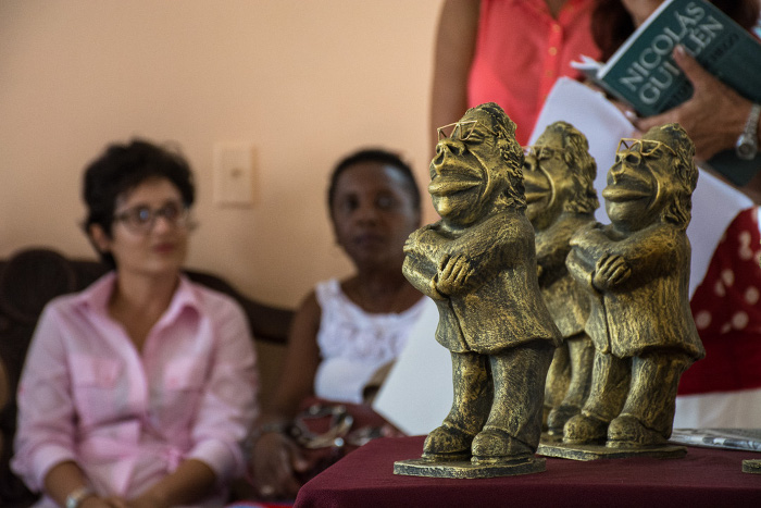 Las estatuillas imagen de Guillén que se entregan como Premio son obra del artista Vladimir Mejías.